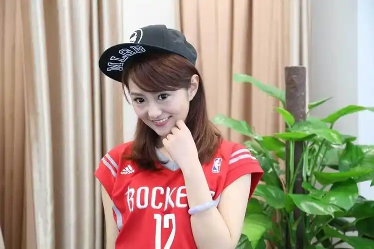 小七被称为最美的腾讯女主播,堪称主播界的一道靓丽风景线!