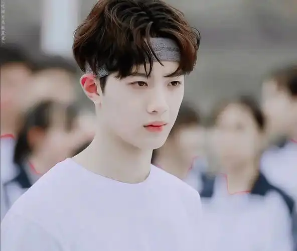 初恋那件小事中赖冠霖饰演梁又年学长❤