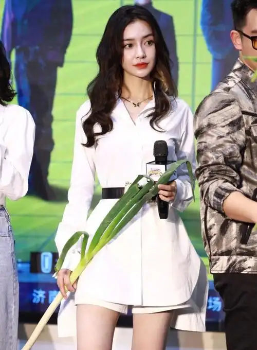 白色衬衫化身"礼服裙",好会穿|杨颖|蔡徐坤|奔跑吧兄弟|辣妈_网易订阅