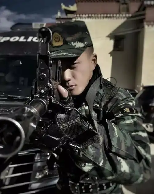 一名普通"90后"武警战士,为何能成为网络红人? - 中国军网