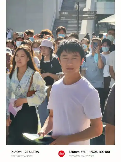 北京三里屯偶遇黄轩