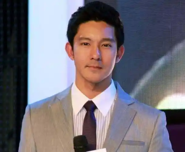 《天国的嫁衣》成万千少女心中的王子,如今娶圈外妻子长这样_立威廉