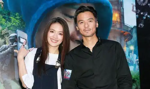 舒淇与老公冯德伦真恩爱,虽然两人就差一岁,但冯德伦却有点沧桑