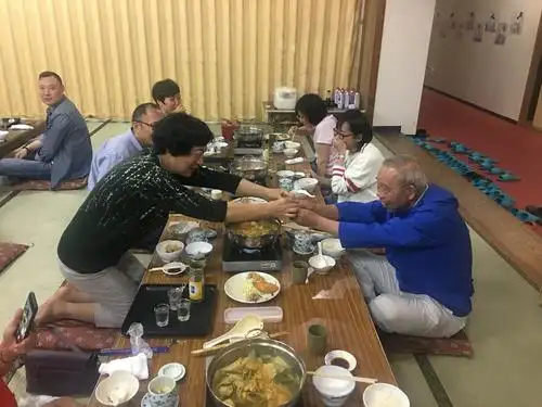 日本用餐的规矩,女人跪式敬酒,也让老伴体验一下大男子的味道.
