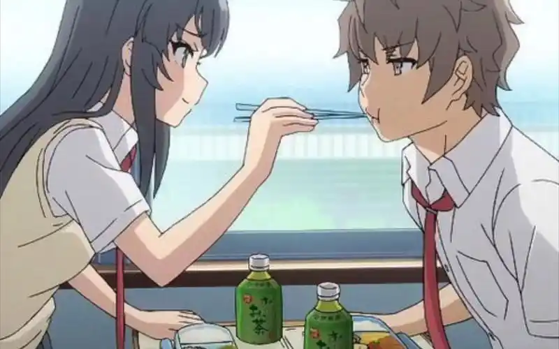 情侣喂饭:甜蜜的互动,满满的爱意!