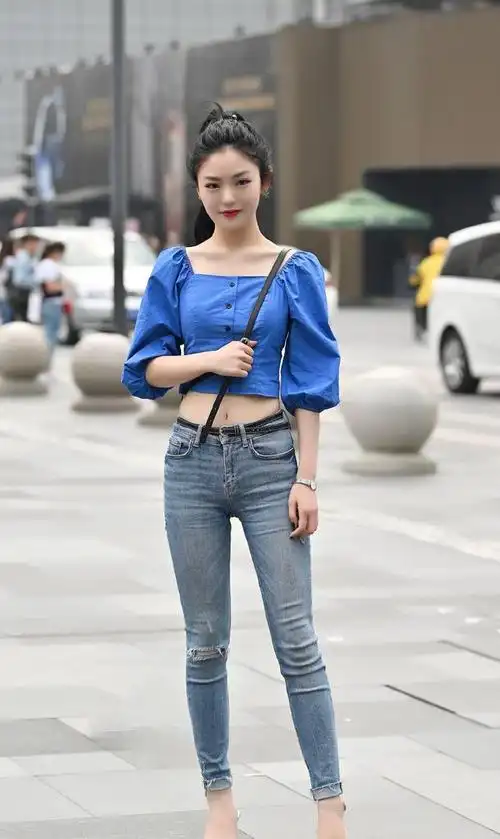 穿破洞牛仔裤如何搭配才能凸显时尚气质这五款搭配不容错过