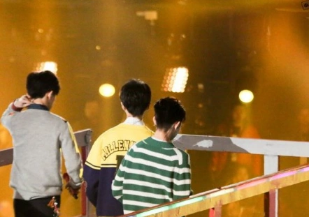 tfboys官博发三小只背影照,粉丝深情告白,后脑勺都折磨迷人!