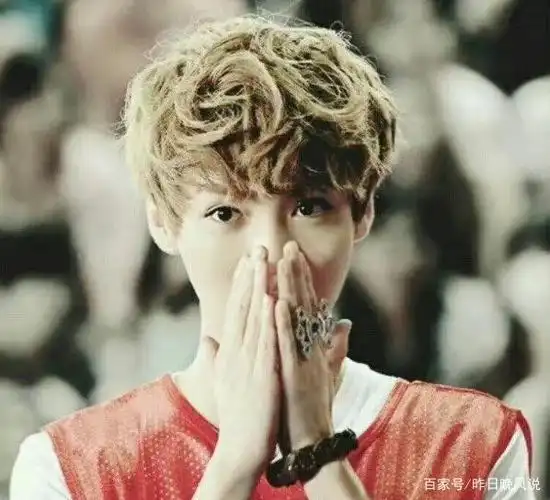 鹿晗尝试金色卷发,优雅不失贵气,满满少年感宛如刚出道时期