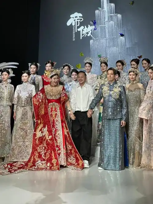 61吴卓羲和李彩桦压轴现身帝傲大秀简直是tvb经典再现61传统中式