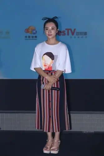 刘璇踩厚底鞋,153的身高暴露的真实,穿西装只能看上半身!