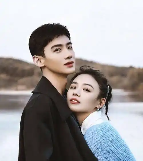 马思纯的新恋情曝光,引发网友不满,随后前男友欧豪掉进评论区_张哲轩