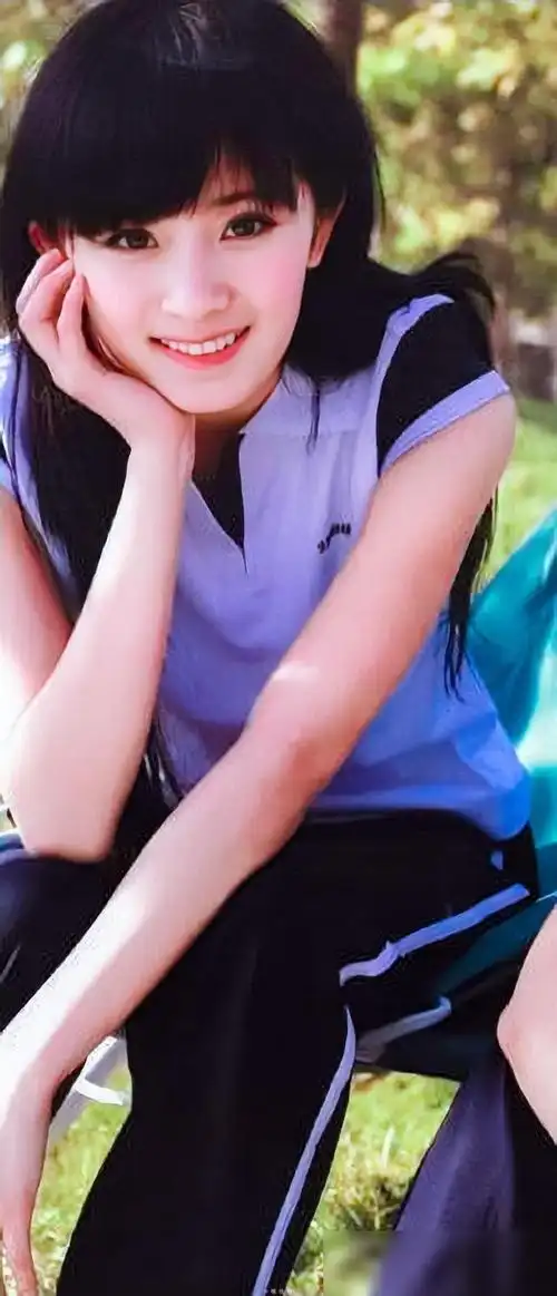 杨幂学生时期拍摄写真曝光,穿校服打网球皮肤白嫩超清纯_网易订阅