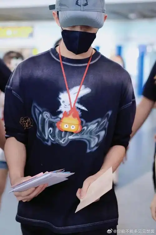 吴磊结束海外行程到达北京机场路透