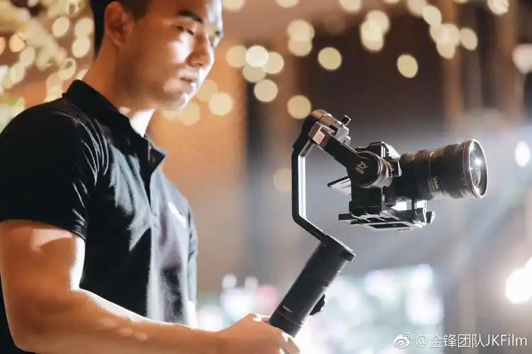 今天拍摄现场,给同事顺手带了几张工作照.喜不喜欢这个小哥哥?