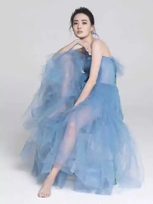 徐璐机场新造型太成功,牛仔外套配抹胸连衣短裙,伪素颜气色真好