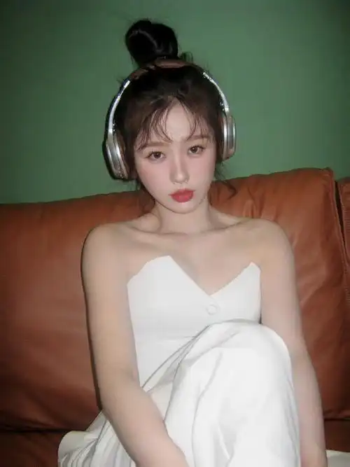 虞书欣居家丸子头发型