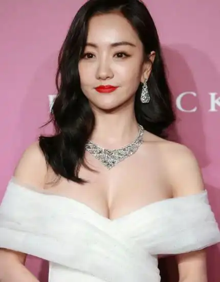 杨蓉惊艳亮相活动,一身白色抹胸礼服,"把握"不住!