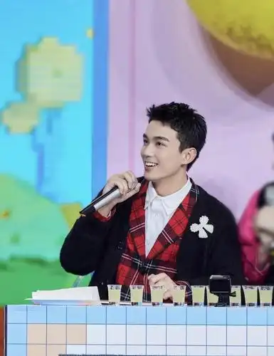 吴磊快乐大本营狂喝水自称喝水大师黑毛衣珍珠装饰超抢眼