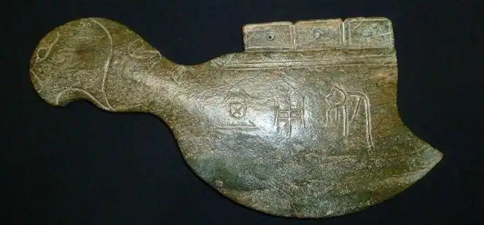 从三星堆出土玉器看古蜀文明与中原文明之间的关联