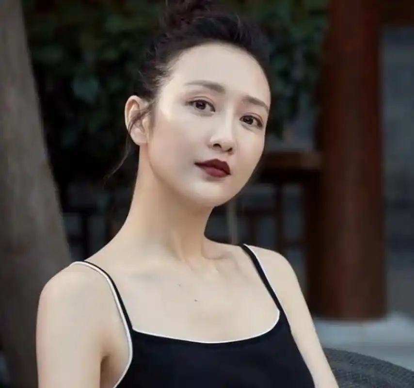 王鸥在胡同里凹造型,穿黑色吊带连衣裙涂姨妈红口红,气质惊艳