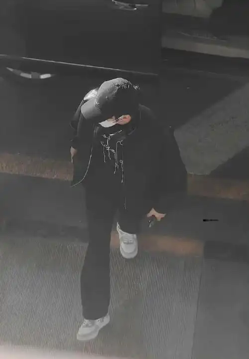 时代少年团-刘耀文all black造型现身机场,帅气十足,背影好有安刃感