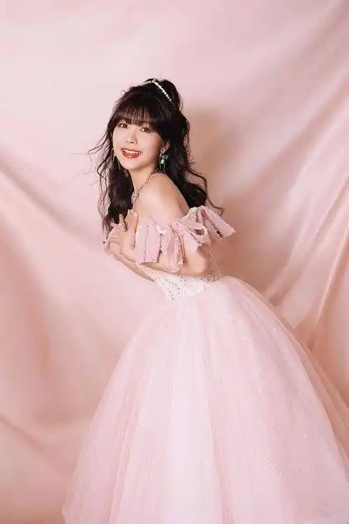 赖美云发布生日写真浪漫吸睛 穿粉色蝴蝶结露肩裙甜美公主风_唯美