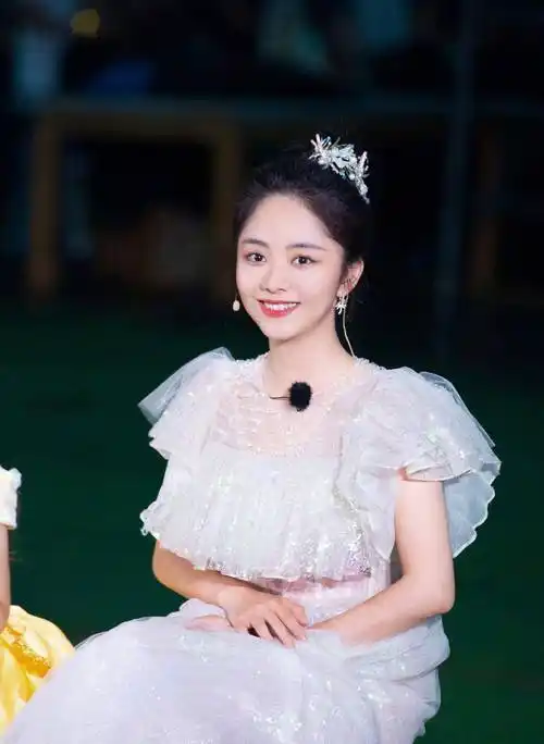 谭松韵着玻璃糖纸公主裙化身为森林公主,这样的大灰狼你会喜欢吗_小