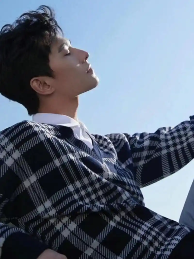 杨洋日常壁纸分享  😎每次看到杨洋的笑容,都仿佛阳光洒在身上,温暖