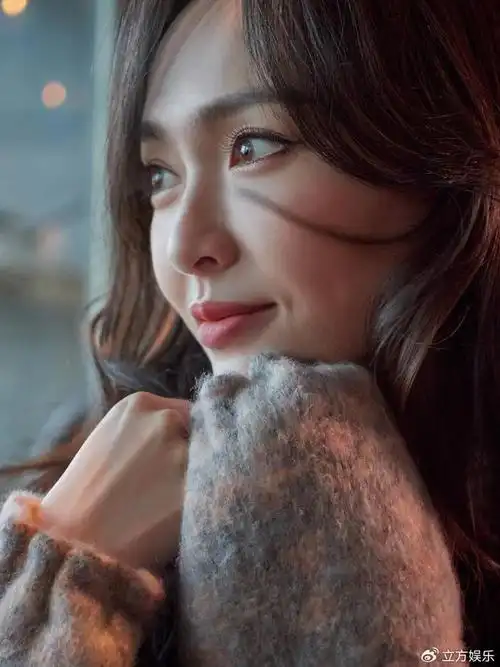 唐嫣穿灰粉调服装慵懒惬意 梳微卷长发浪漫温柔|唐嫣|服装|出席活动