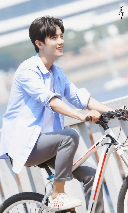 爱豆让人心动的夏日海边照##肖战