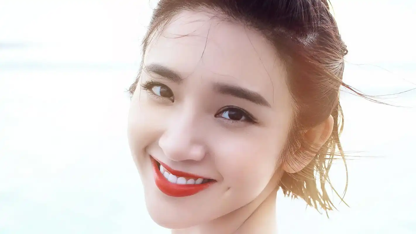 唐艺昕搞怪宽屏桌面高清壁纸