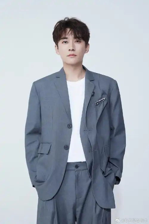 不吃妆造的明星#刘学义算一个吧,古装扮相风度翩翩,贵气十足,现代就