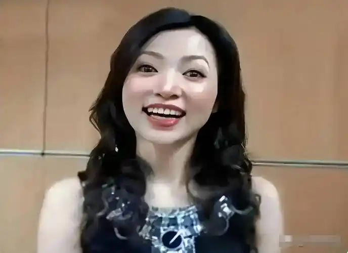 只见在照片中,虽然能看出董卿的面部状态很好,但和我们记忆深处的身影