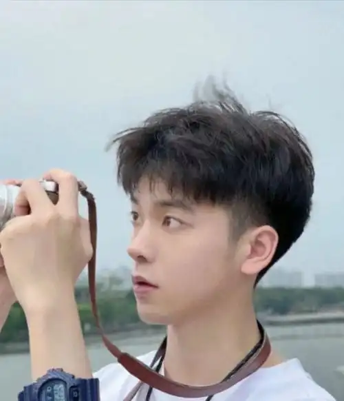 男生发型新宠,碎盖头超有范儿!