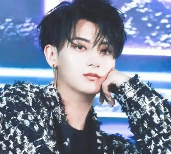 不知道大家还记不记得,黄子韬曾经跟杨幂拍摄过一部剧,叫做《谈判官》