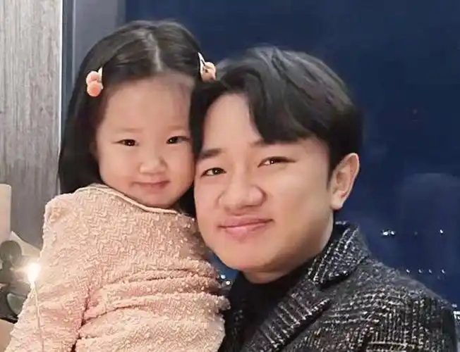 王祖蓝2个女儿长大了3岁老大神似父亲小女儿很漂亮