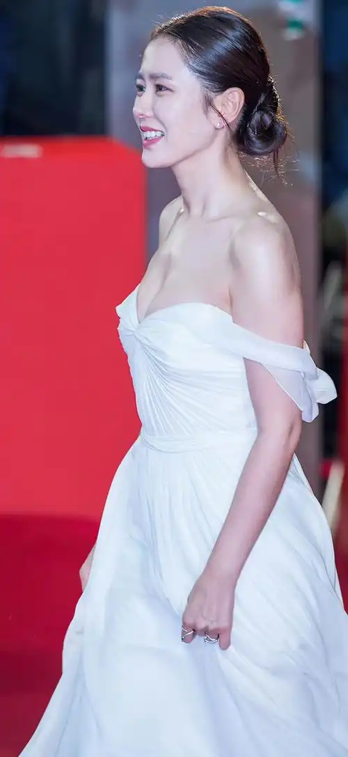 韩国第一女神孙艺珍抹胸裙写真,这事业线也太炸裂了吧