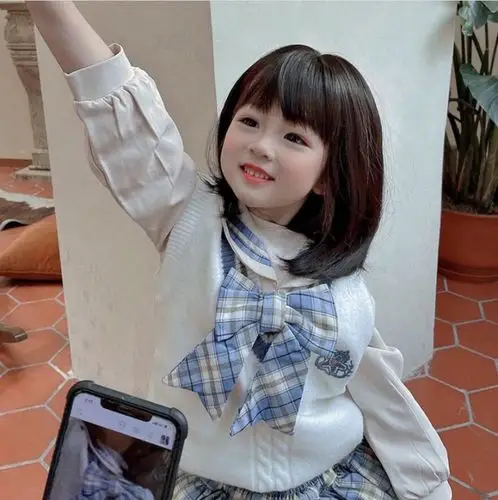 fashion talk 潮生活两侧辫子:头发从头顶一分为二,各自扎在头顶两侧