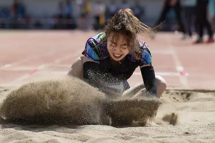 运动会上跳远选手的精彩瞬间