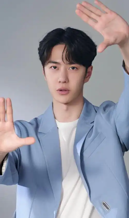 在最新短片中的邀请手势有点似曾相识|似曾相识|王一博_新浪新闻