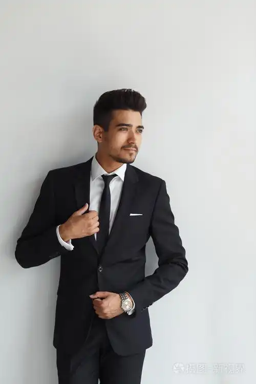 照片 优雅时尚年轻英俊穿着西装的男人.工作室时尚肖像.jpg