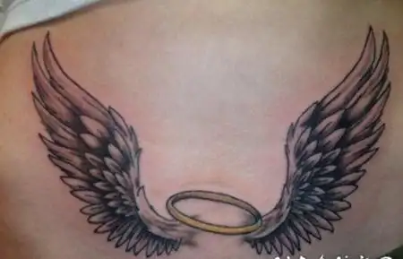 天使翅膀和金色光环纹身图案