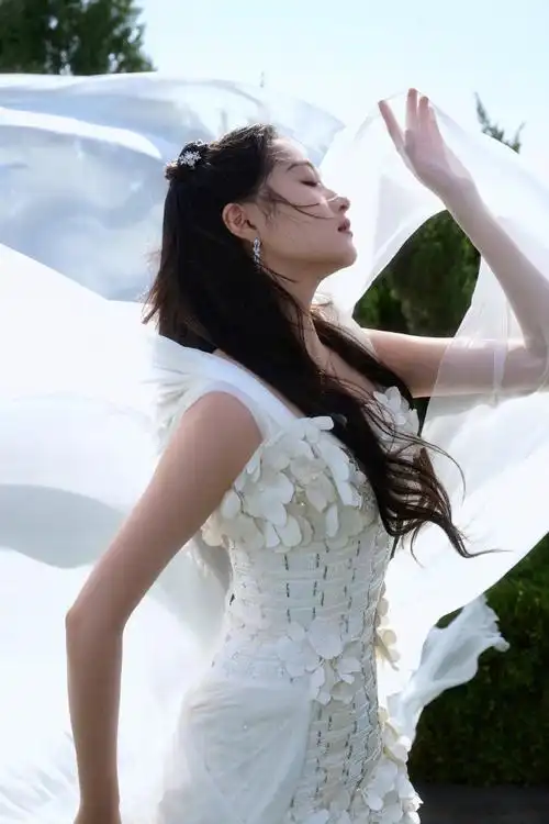 礼服,立体花朵,飘逸长纱… 明媚优雅身姿,长腿优势尽显~  #关晓彤白纱