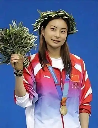 郭晶晶自幼开始接受跳水训练,1988年在河北保定开始了跳水生涯.