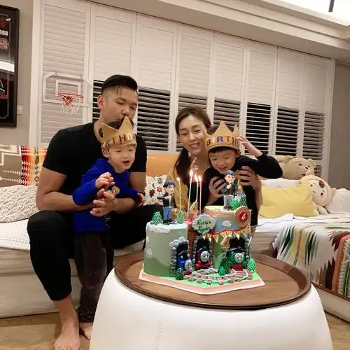 范玮琪晒照为飞飞翔翔庆祝4岁生日,一家四口幸福温馨!