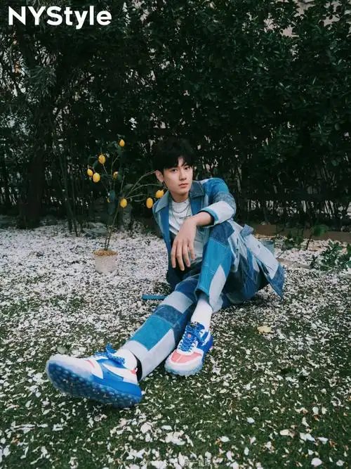 演员胡先煦高清大片释出,从邻家调皮小男孩,到成长为哥哥角色的听风