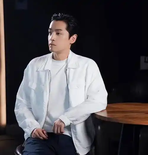 胡歌生日写真状态绝佳!浑身散发着成熟的魅力,评论区却都在催婚