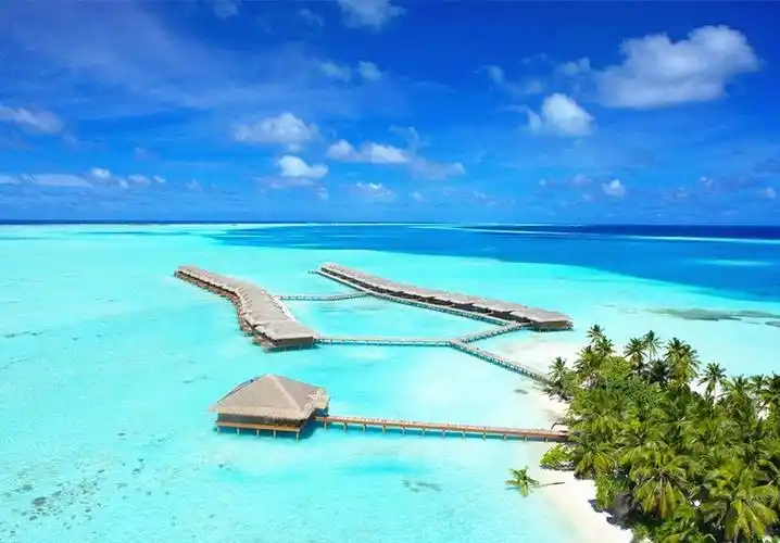 蜜月岛蜜月岛(meeru)位于马尔代夫北部珊瑚岛的最东边,离马累国际机场