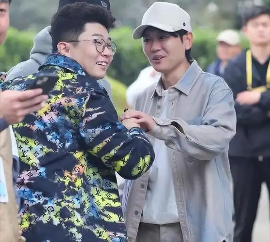 德云社孟鹤堂成都商演,上台后先给观众道歉,周九良:我也随一个|郭德纲