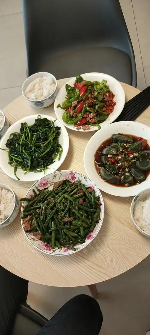 热天做菜真的太需要勇气了,就这么简单的几个菜就大汗淋漓